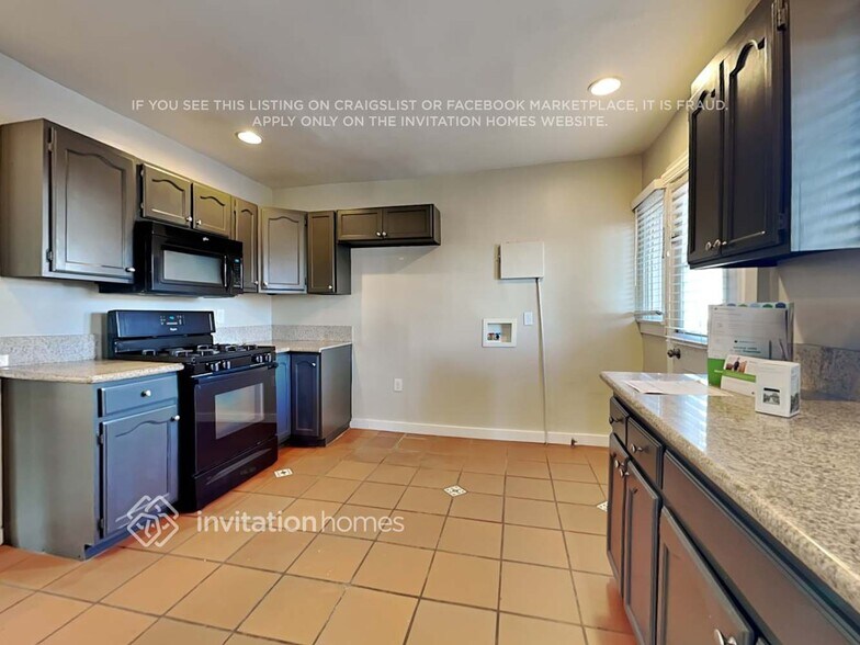 Building Photo - 3003 Hillcrest Dr