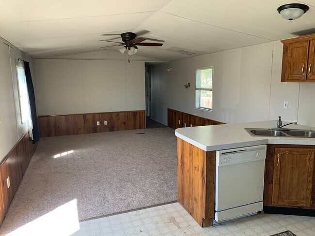 Building Photo - 225 Dahlia St