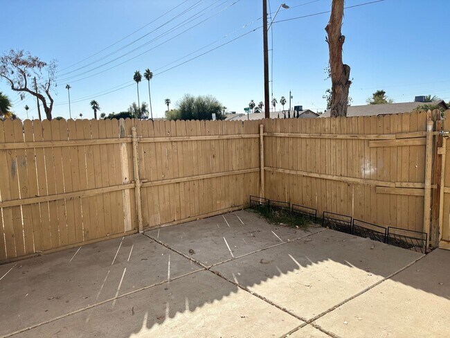 Building Photo - Charming 2 bedroom townhome in Phoenix!
