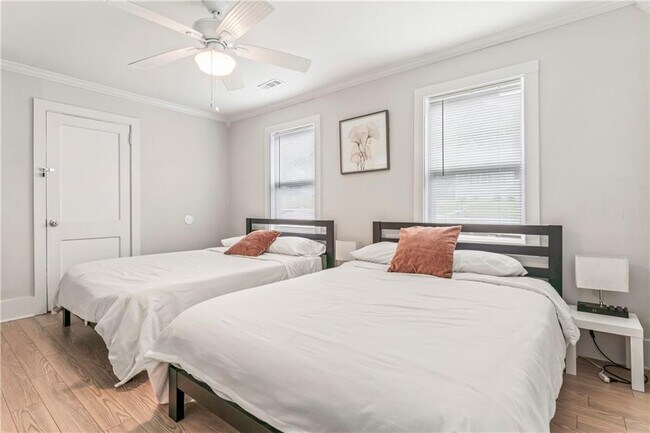 Building Photo - 1129 Graymont Dr SW