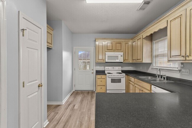 Building Photo - Nice 3 Bed 2 bath Home Available! Schedule Your Tour Today!