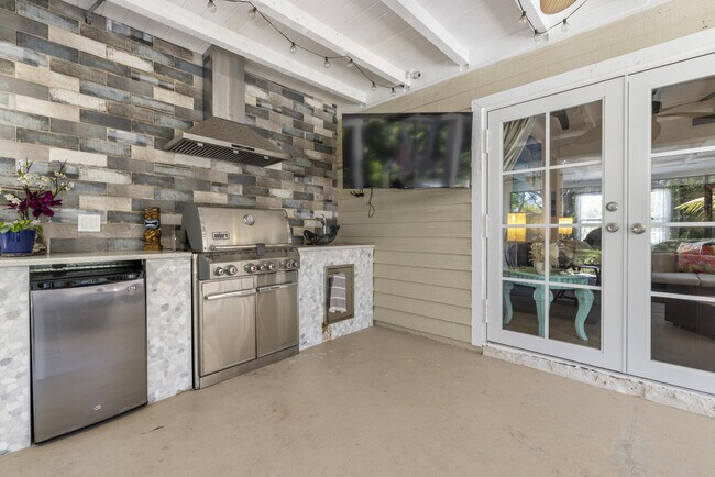 Building Photo - 591 Kriss Ln