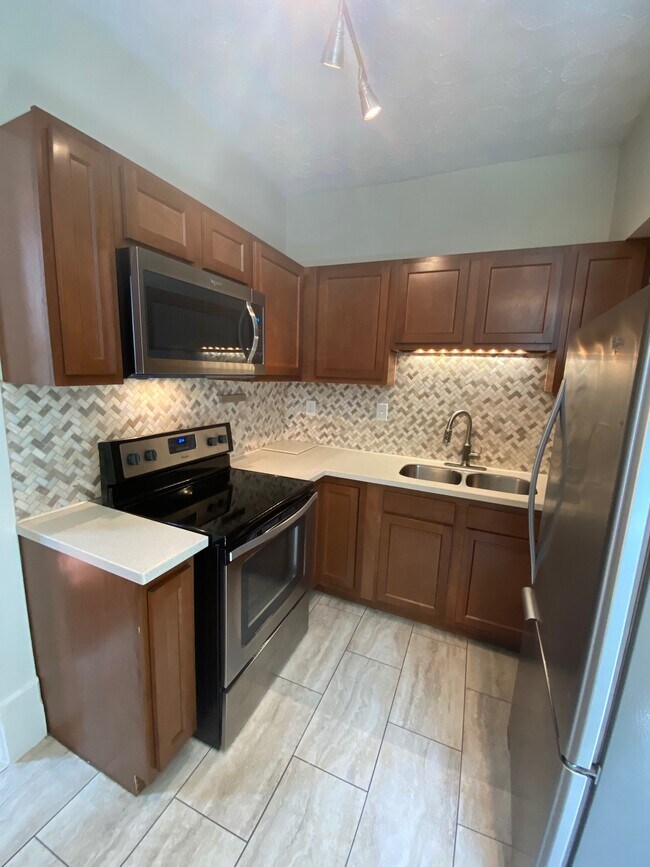 Building Photo - 638 S Pearl St