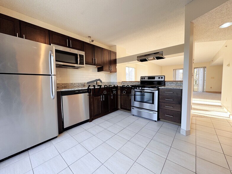 Building Photo - 150 N Beacon St