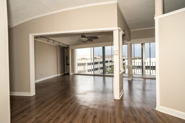 Building Photo - 823 S Water St
