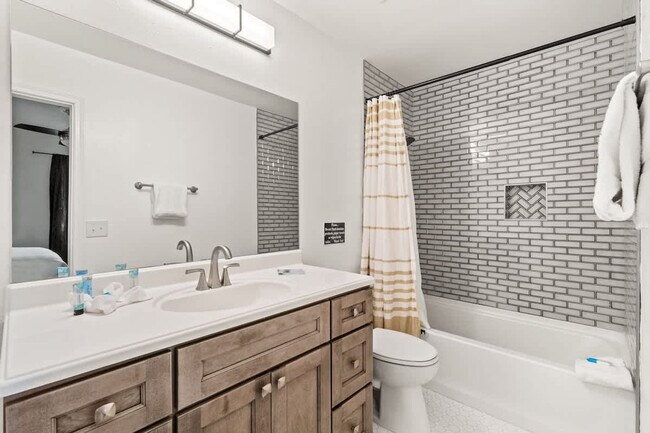 Building Photo - 5218 Beach Dr