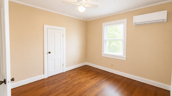 Building Photo - 897 Sidonia Rd