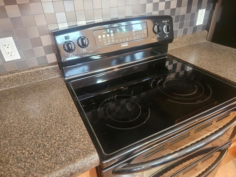 Double oven electric stove - 4301 Quaker Trl NE