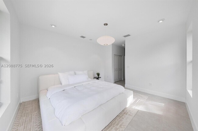 Building Photo - 12790 SW 91 Ave