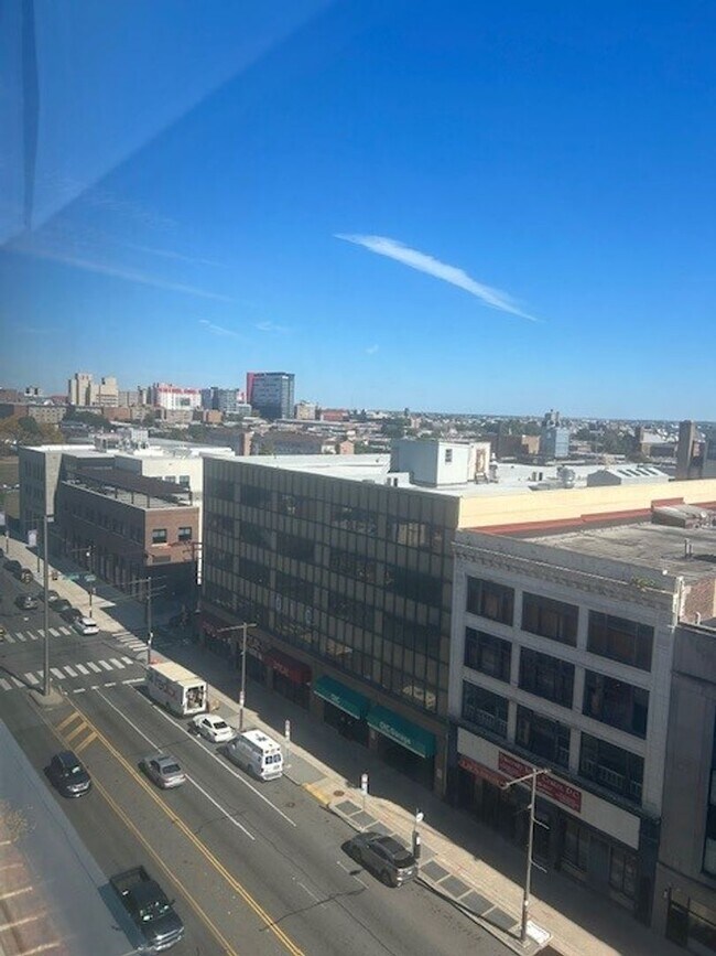 Building Photo - 1 MONTH FREE!! - $1100 per Month - Large O...