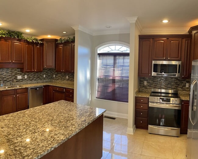Building Photo - Spacious home with tons of upgrades! 4 Bedrooms/3.5 bathrooms