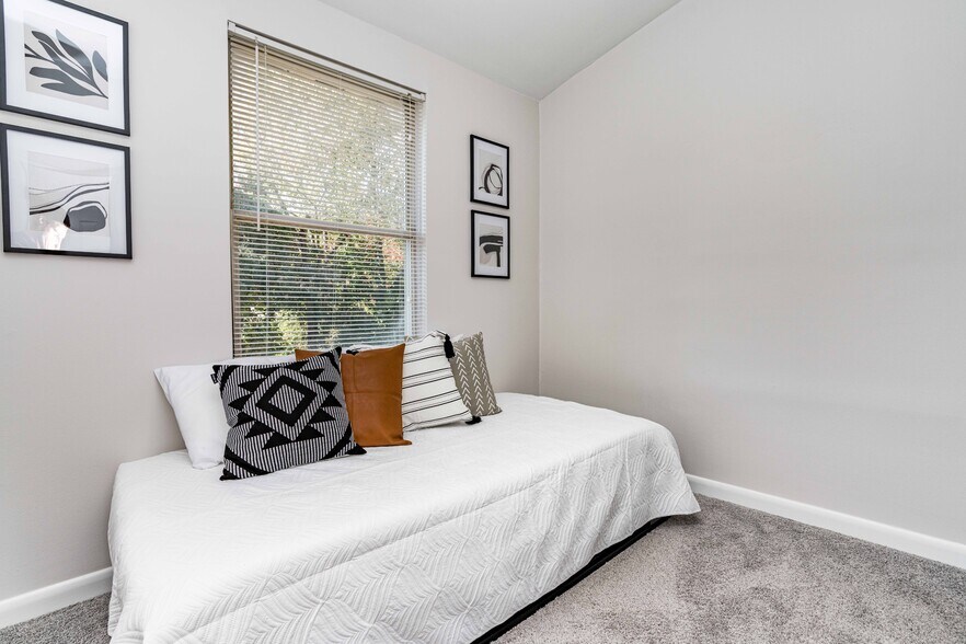 Building Photo - 1708 Ithaca Ln