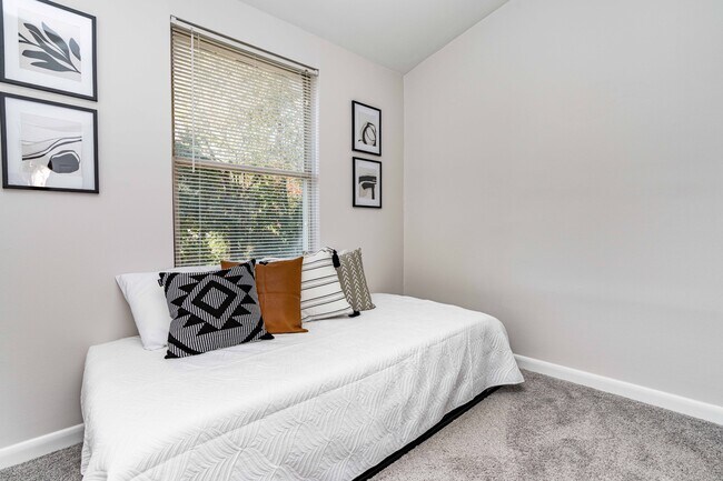 Building Photo - 1708 Ithaca Ln