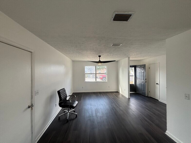 Building Photo - 906 N Church Ave