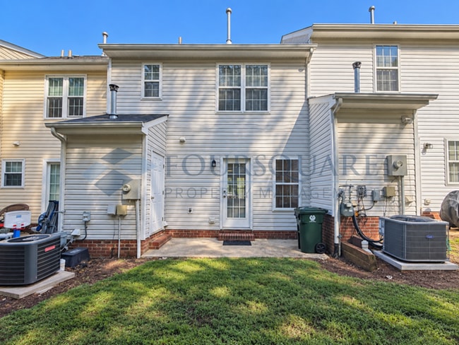 Building Photo - Inviting Townhome with En-Suite Secondary Bedroom, Back Patio & Community Pool – Raleigh Location