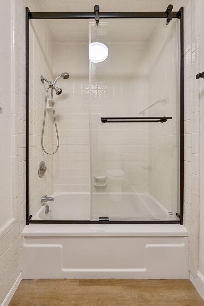 Building Photo - Renovated 2 Bedroom Condo Located on the F...
