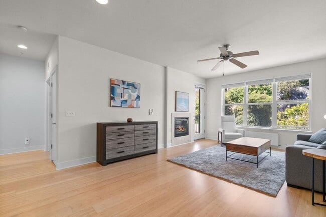 Building Photo - Luxury condo in the heart of downtown Santa Cruz!