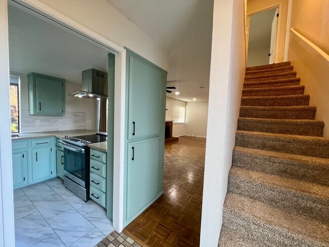 Building Photo - Great Townhome in the Pocket area close to everything!