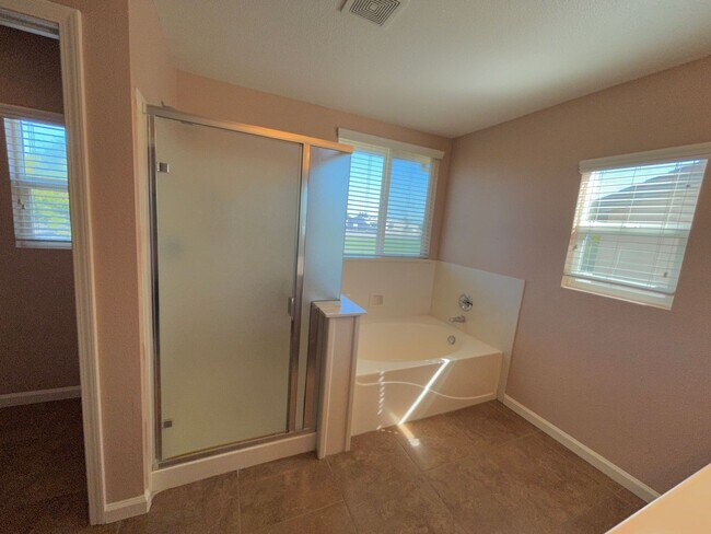 Building Photo - LEASE TODAY ! Available 5 bedroom! GREAT LOCATION!