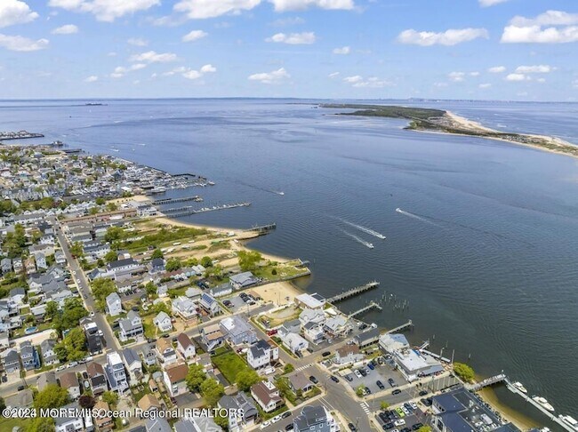 Building Photo - 330 Shore Dr