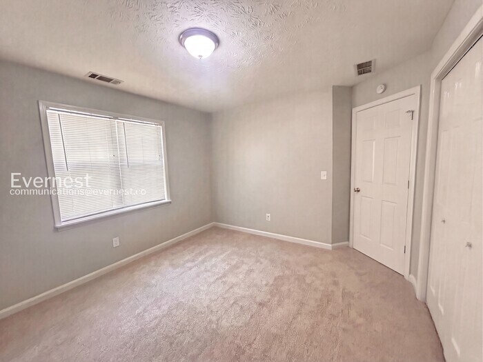 Building Photo - 710 Timbergrove Dr SW