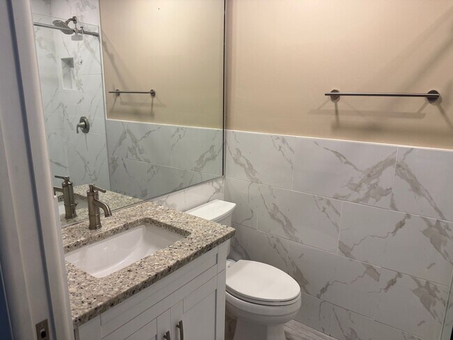 Building Photo - Renovated 3 Bed, 2 Bath Annual Rental in Naples Park