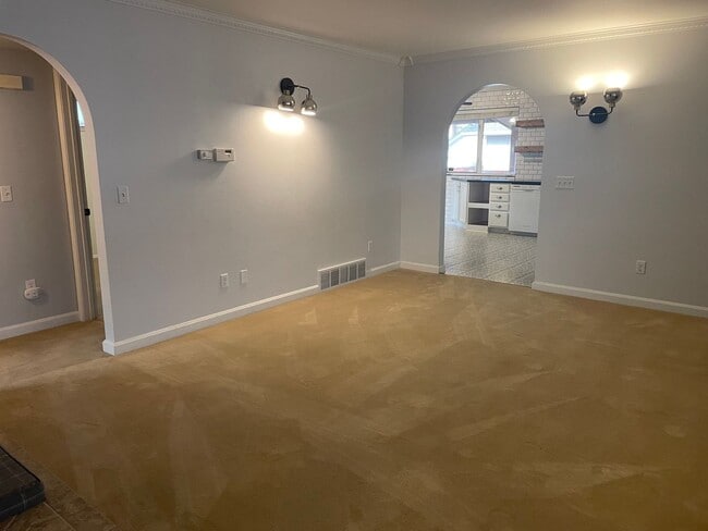 Building Photo - 15 Alderson Ave