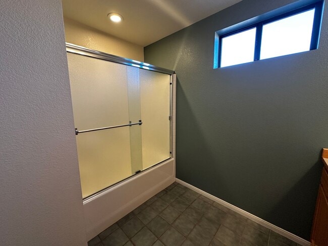 Building Photo - Views from Paradise!