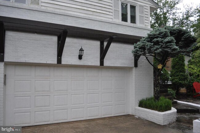 Building Photo - 6000 Greentree Rd