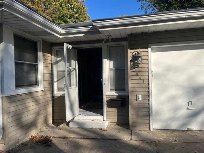 Building Photo - 10441 York Ave S