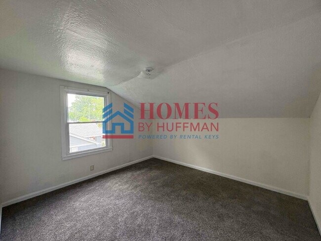 Building Photo - Three Bedroom House | Detached Garage