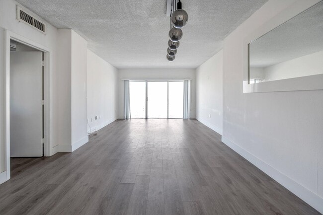 Building Photo - 300 Bayview Dr