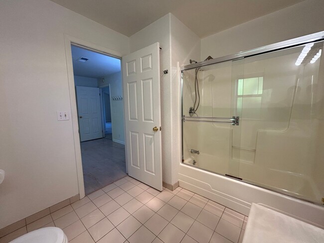 Building Photo - 2 Bed, 2.5 Bath Walnut Creek Home – Peacef...