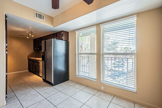 Building Photo - Spacious Upper-Level Retreat Minutes from TMC & St. Joseph’s