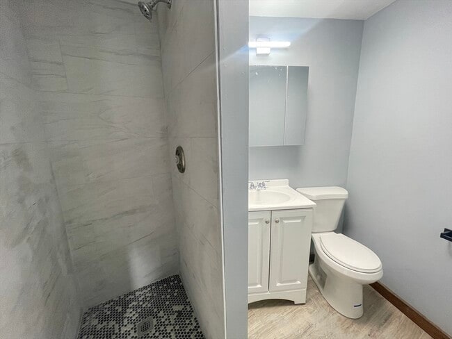 Building Photo - 16 Oriole St