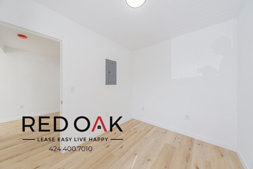Building Photo - 211 W 47th St