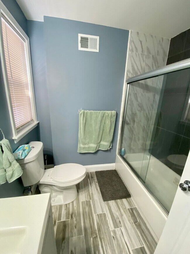 Building Photo - Beautiful 2-Bedroom Townhouse in Point Bre...