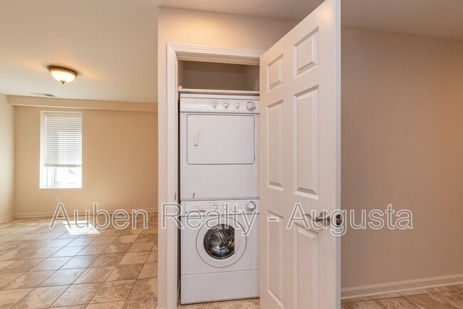 Building Photo - 913 Walker St