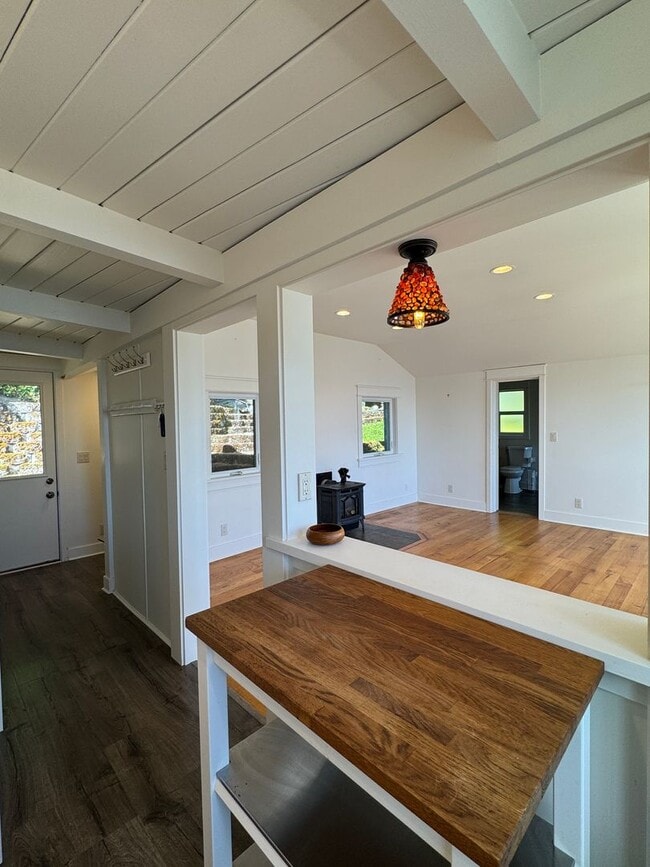 Building Photo - enchanting one bedroom beach cottage available now.....