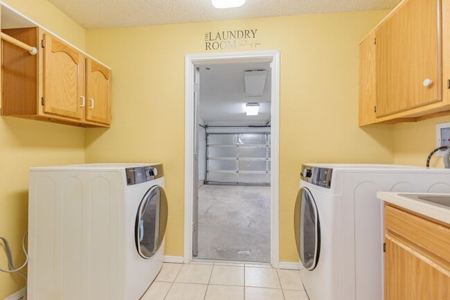 Building Photo - Charming 3 Bedroom 2 Bathroom - Spacious & Fenced Backyard