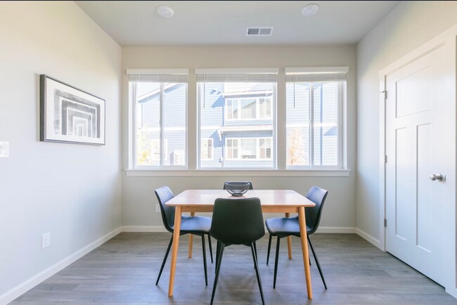 Building Photo - 7743 SE Kinnaman St