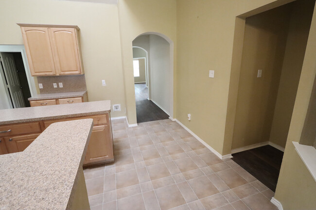 Building Photo - 1000 Warbler Ln