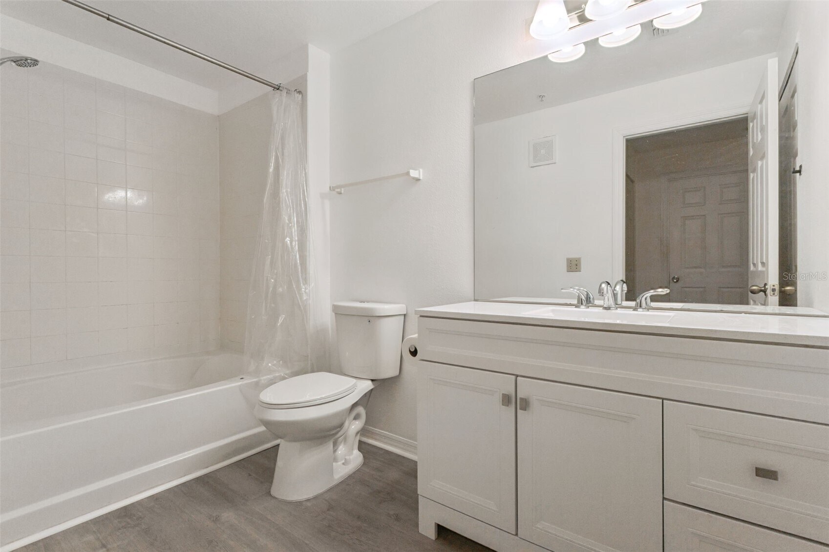 Building Photo - 1950 Summer Club Dr