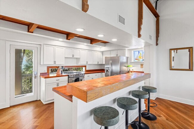 Building Photo - 2900 Ocean Dr S