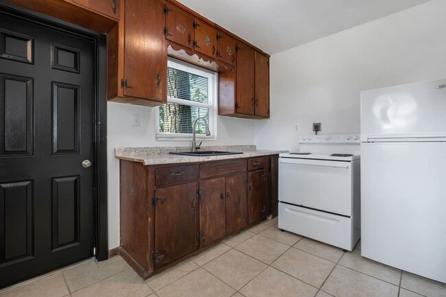 Building Photo - Convenient & Comfortable 1/1 – Updated and...