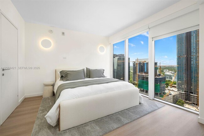 Building Photo - 1300 Brickell Bay Dr