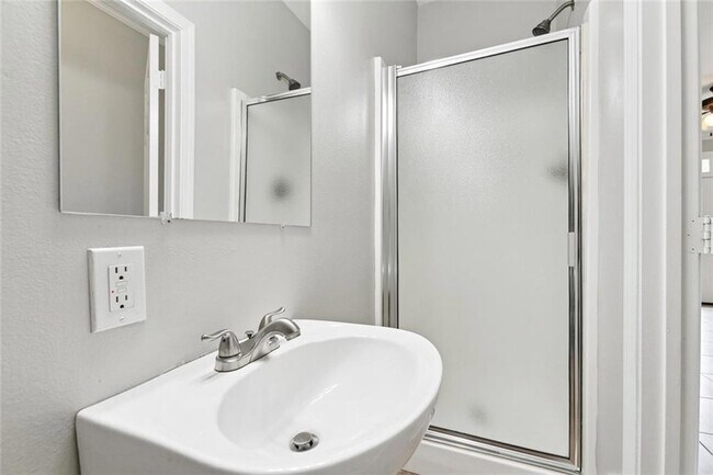 Building Photo - 1250 Primrose Dr