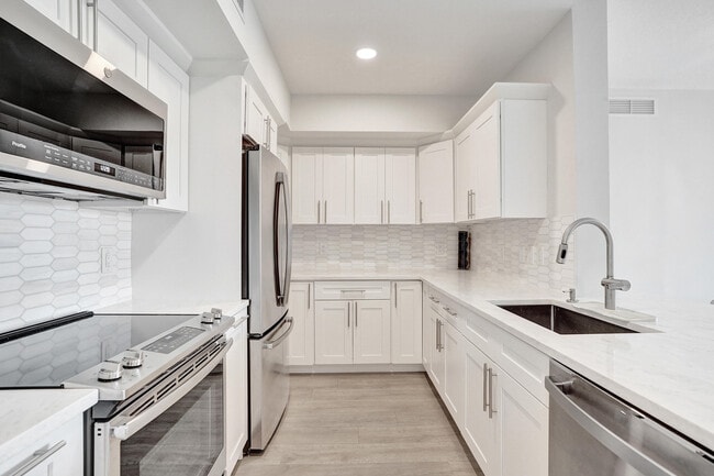 Building Photo - 700 E Boynton Beach Blvd