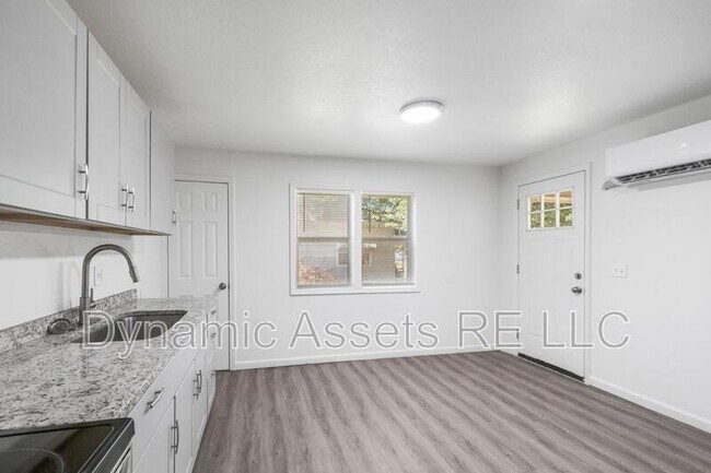 Building Photo - 208 E Park St