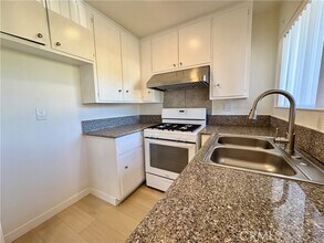 Building Photo - 660 E 6th St